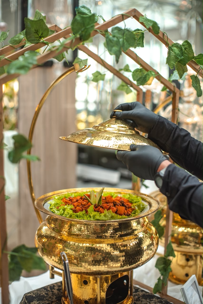 Penataan chafing dish emas pada acara Vigee Catering