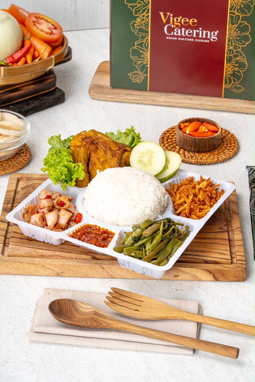 Nasi box Vigee Catering dengan ayam goreng, tumis buncis, dan sambal