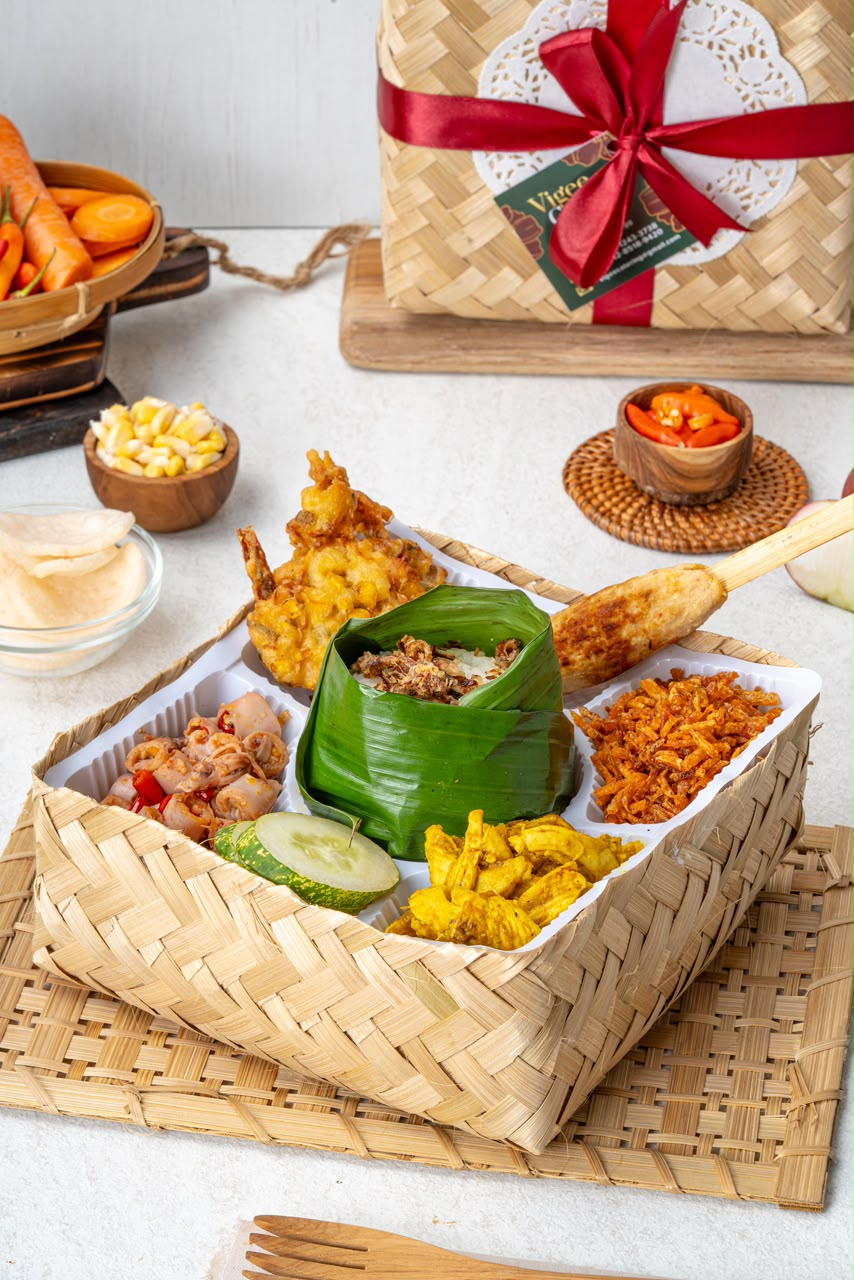 Besekan Vigee Catering berisi nasi kuning dan lauk lengkap